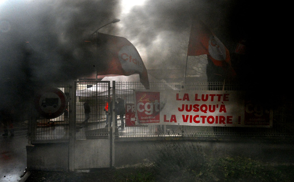 La fonction publique lance le bras de fer avec le gouvernement en pleine crise politique