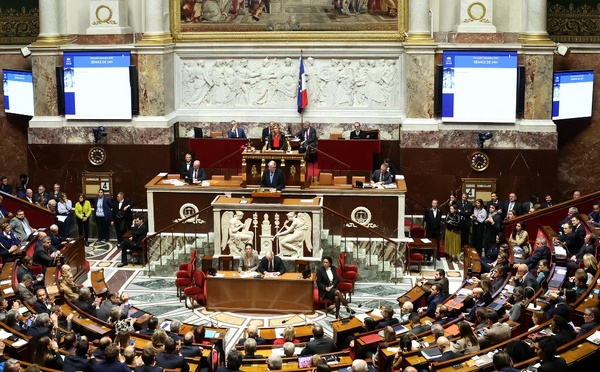 L'Assemblée nationale fait chuter le gouvernement Barnier, une première depuis 1962