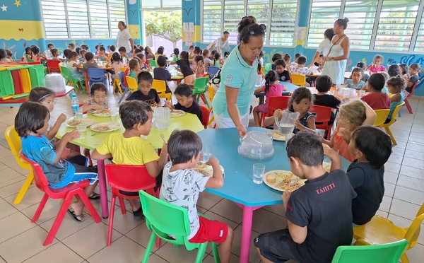 Les parents d’élèves passent à table à Paea