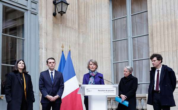 Les ministres prennent leur fonction, le PS hausse le ton