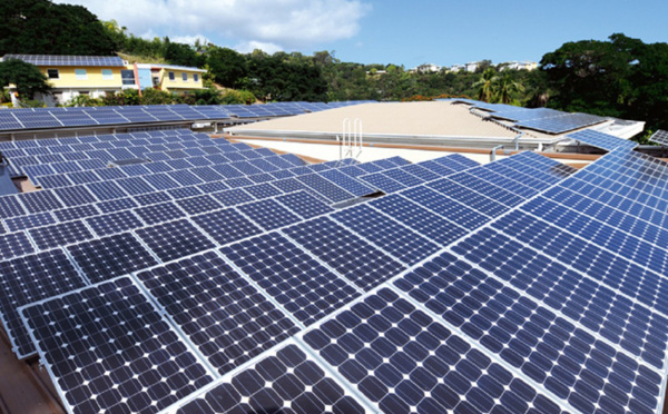 Des panneaux photovoltaïques sur les bâtiments du Pays