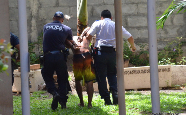 Un homme évacué de force du Palais de justice de Papeete