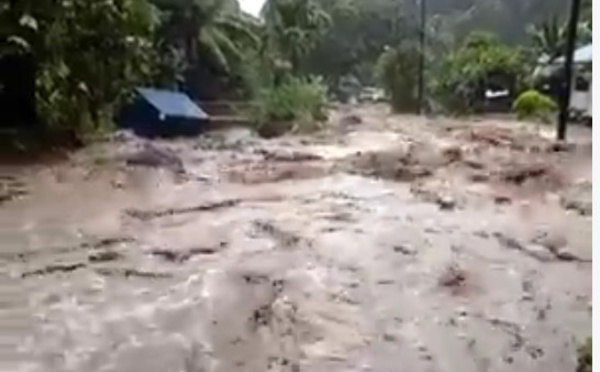 Un torrent d'eau déferle sur la route de la vallée de Faaripo (vidéo)