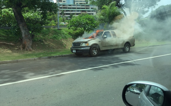 Une voiture prend feu à l'entrée de Papeete