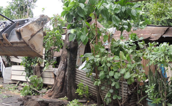 Chutes d'arbres à Papeete, une maison détruite à Taunoa (Diaporama)