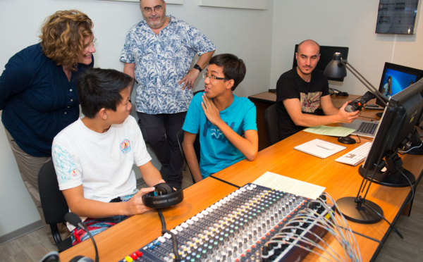 La directrice générale des enseignements scolaires visite le studio audiovisuel de la DGEE