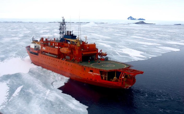 Un brise-glace australien échoue en Antarctique