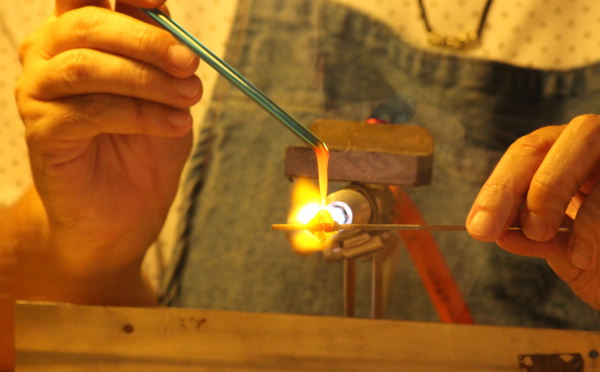 Une femme, deux passions : le filage de verre et le raku