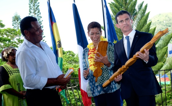 Manuel Valls dans la "brousse" calédonienne, "grande oubliée" de l'archipel