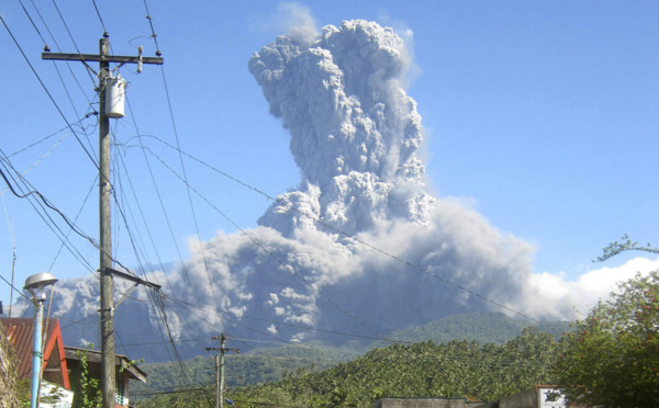 Un volcan philippin dégage une spectaculaire colonne de cendres