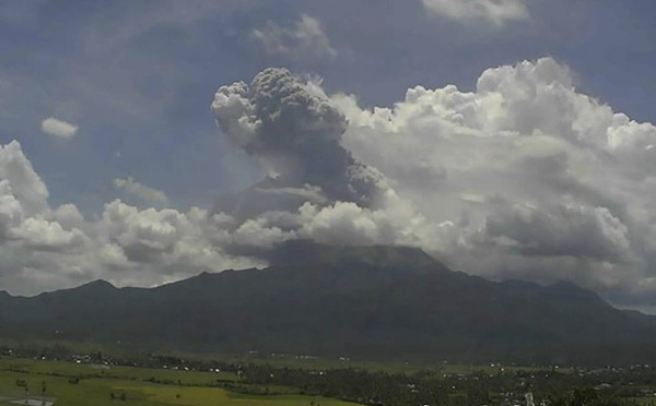 Un volcan philippin dégage une spectaculaire colonne de cendres