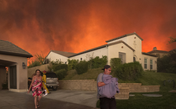 Un gigantesque incendie ravage la Californie, des centaines d'évacuations