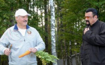 Le président bélarusse force l'acteur Steven Seagal à manger une carotte