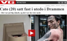Un Norvégien se retrouve coincé au fond de toilettes publiques