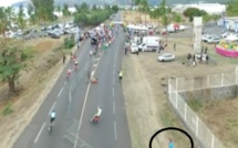 Tour de La Réunion : un homme place des barrières pour faire chuter les cyclistes