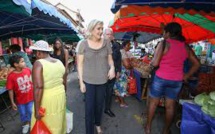 En Guyane, Marine Le Pen dénonce l'immigration massive