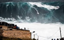 Portugal: les surfeurs de la WSL à l'assaut des vagues géantes de Nazaré