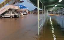 L'aéroport de Tahiti Faa'a sous les eaux, un vol Air France doit atterrir à Rarotonga