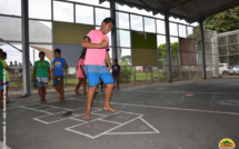 Les élèves de Papeete jouent aux osselets et à la marelle