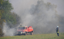 Gironde: incendie "contenu" mais toujours actif dans le Médoc, 300 pompiers mobilisés