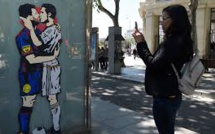 Un graffiti de Messi et Ronaldo s'embrassant fait fureur avant le Clasico