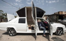 A Gaza, une limousine "faite main" pour balader les jeunes mariés