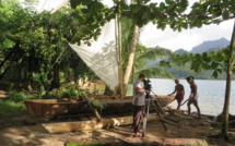 Ils relèvent le défi de construire une pirogue traditionnelle en 3 jours