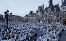 Des milliers de "dîneurs en blanc" sur le parvis de l'Hôtel de ville de Paris