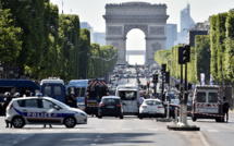 Champs-Elysées: une voiture percute un fourgon de la gendarmerie, enquête antiterroriste