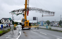 Japon : un typhon fait au moins trois blessés, cloue des avions au sol
