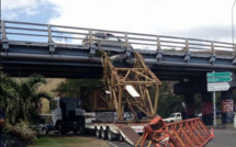 Insolite - Un camion coincé sous le pont de la Punaruu