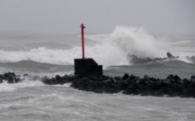 Japon: un puissant typhon fait deux morts