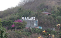 Insolite : Un panneau Pakaland s'invite sur la colline à Punaauia