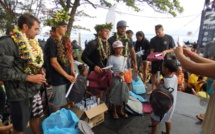 Teahupoo : les surfeurs pros ont offert 90 cartables aux enfants de la Presqu'Ile