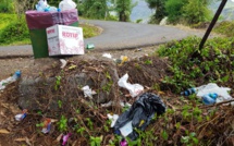 La route du Belvédère polluée par des déchets