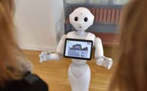 Un robot signe une convention au nom du patron de l'X
