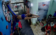 En Birmanie, exit le "flying yoga", voici le "climbing yoga"