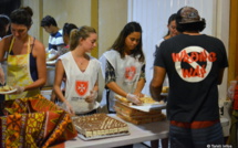 Des étudiants préparent le repas des sans-abris de Papeete