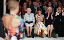 Elizabeth II pour la première fois à la Fashion Week de Londres