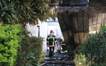 Spectaculaire incendie d'une maison à Pirae