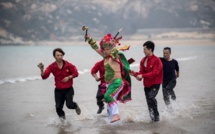 Dieux et pêcheurs se ruent à la plage pour le Nouvel an chinois