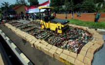 Indonésie: la police détruit des milliers de bouteilles d'alcool de contrebande