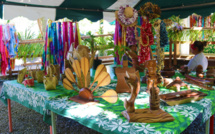 Des fleurs et de l'artisanat au fare rima'ī de Mara'a à Paea