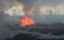 Explosions volcaniques et nuage de cendres, Hawaï en alerte rouge