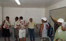 Tikehau: Frédéric Riveta et Lana Tetuanui visitent l'unité pilote de production d'huile de coco
