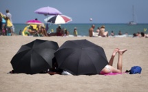 Dangers du soleil: les parents protègent leurs enfants mieux qu'eux-mêmes
