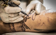 En Indonésie, effacer les tatouages pour expier ses péchés