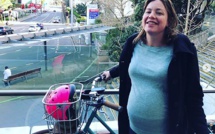 Une ministre écologiste néo-zélandaise se rend à son accouchement à vélo