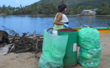 Moorea : Les habitants de Maatea nettoient le lagon