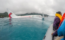 Un avion de ligne plonge dans un lagon du Pacifique